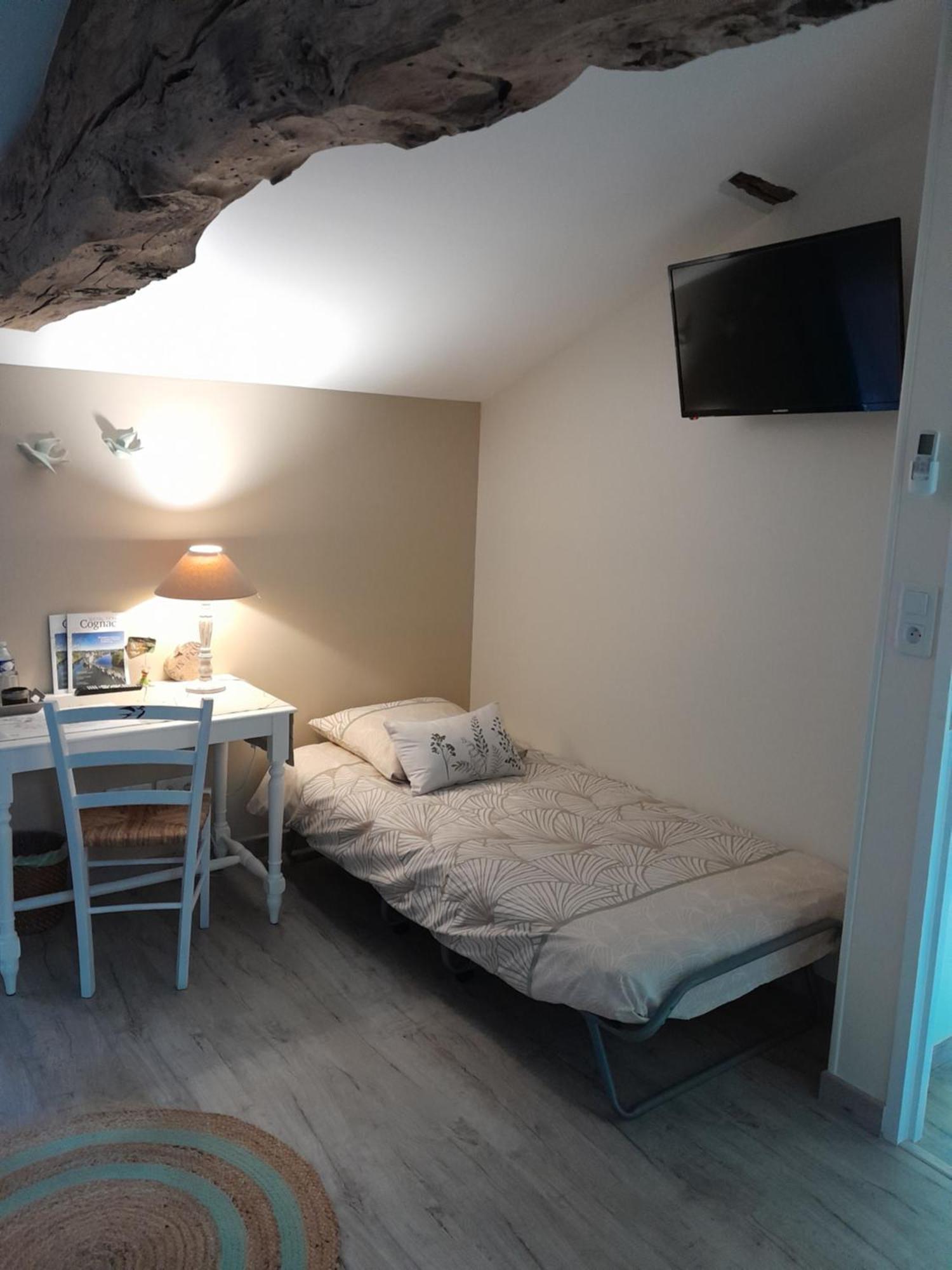 La Douce Charentaise Bed & Breakfast Merignac  Exterior photo